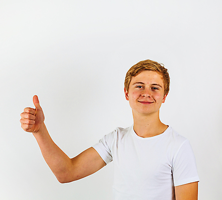 포토 JPG 해외이미지 백인 모델 1 학생 라이프스타일 응시 남자 행복 얼굴 포즈 백그라운드 셔츠 청소년 한명 서기 사람 소년 10대 금발 유행 흰색 자신감 시원함 스마트 고립 사춘기 해외202004 해외포토 서양인 헤어스타일 시선 감정 어린이 컬러 컨셉 상의 모션 생활 신체부위 파일형식 이미지허브