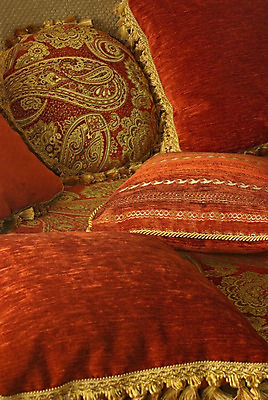 포토 JPG 해외이미지 디자인 조각 가구 쿠션 패턴 의자 베개 휴식 조명 주택 실내 미술 사람없음 내부 장식 빨간색 소파 유행 방 직물 고급 우아함 자수 리빙 대칭 해외202004 해외포토 컬러 생활용품 컨셉 무늬 침구 문화예술 건물 파일형식 이미지허브