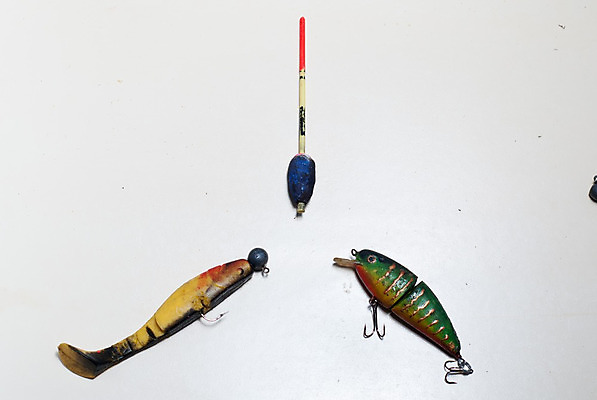 포토 JPG 해외이미지 모양 선 백그라운드 낚시 매달리기 어류 취미 사람없음 빨간색 세로 초록색 강 노란색 금속 검은색 장비 흰색 도구 공구 기어 미끼 고립 해외202004 해외포토 컬러 모션 재질 레저 수중동물 파일형식 이미지허브