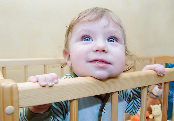 포토 JPG 해외이미지 응시 얼굴 실내 한명 미소 앉기 상반신 파란색 턱괴기 올려보기 침대 아기 아기침대 남자아기한명만 해외202004 해외포토 1 시선 컬러 가구 모션 표정 사람 내부 신체부위 아기용품 남자한명만 남자아기만 파일형식 이미지허브