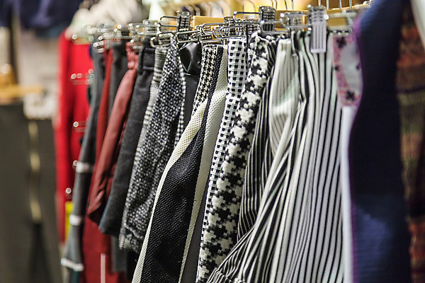 포토 JPG 해외이미지 옷 셔츠 매달리기 종류 사람없음 쇼핑 컬러풀 유행 세일 상점 중국 직물 면 장롱 시장 옷걸이 대만 소매 신발장 스타일 해외202004 해외포토 아시아 컬러 가구 상의 모션 파일형식 이미지허브