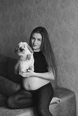 포토 JPG 해외이미지 백인 여자 행복 컨셉 신체 가족 엄마 휴식 주택 갈색머리 실내 건강 관리 사랑 한명 사람 성인 부모 희망 임산부 임신 터치 아기 토끼 출산 기다림 명상 태교 돌봄 해외202004 해외포토 서양인 1 헤어스타일 감정 포유류 관계 모션 내부 건물 반려동물 파일형식 이미지허브