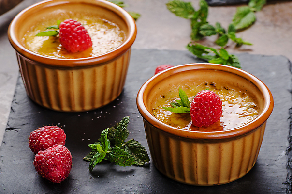 포토 JPG 해외이미지 그릇 실내 사람없음 민트 산딸기 돌판 크렘브륄레 갈색배경 해외202004 해외포토 식기 백그라운드 과일 디저트 내부 갈색 돌_바위 허브 파일형식 이미지허브