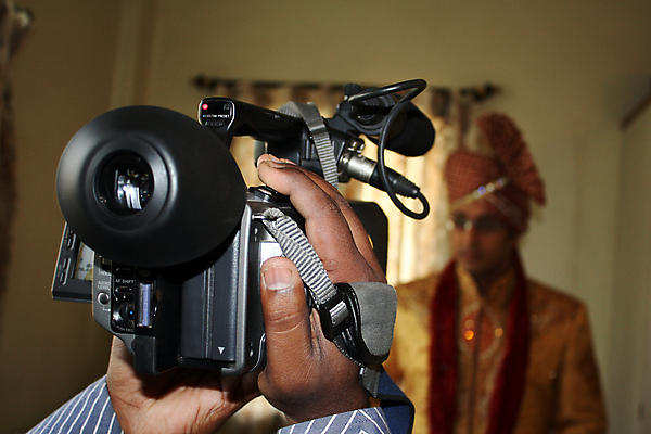 포토 JPG 해외이미지 전통 손 남자 문화 결혼 모션 결혼식 한명 동양인 카메라 기구 발사 인도인 영화 전자 동영상 해외202004 해외포토 외국인 1 문화예술 사람 인종 이벤트 신체부위 전자제품 파일형식 이미지허브