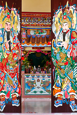 포토 JPG 해외이미지 전통 남자 아시아 종교 문화 무기 얼굴 신체 수염 주택 서기 안전 사람 동양인 사람없음 빨간색 컬러풀 문 마을 믿음 중국 힘 페인트 용 시골 사찰 역사 보호 보안 대문 전사 주인 갑옷 옛날 해외202004 해외포토 감정 나라 컬러 컨셉 종교건축 모션 인종 건물 신체부위 보호장비 파일형식 이미지허브