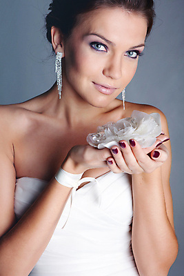 포토 JPG 해외이미지 백인 모델 1 라이프스타일 헤어스타일 웰빙 응시 드레스 여자 행복 얼굴 포즈 결혼 건강 한명 사람 성인 갈색 유행 흰색 축하 신선 가운 우아함 순수 입술 명상 고립 천진난만 해외202004 해외포토 서양인 시선 옷 감정 컬러 컨셉 이벤트 생활 신체부위 파일형식 이미지허브