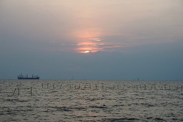 포토 JPG 해외이미지 바다 백그라운드 오렌지 자연 하늘 풍경 사람없음 빨간색 물 여름 파란색 빛 햇빛 태양 반사 노란색 일출 황혼 일몰 보트 수평선 해외202004 해외포토 자연요소 계절 컬러 배_교통 과일 노을 생태계 파일형식 이미지허브