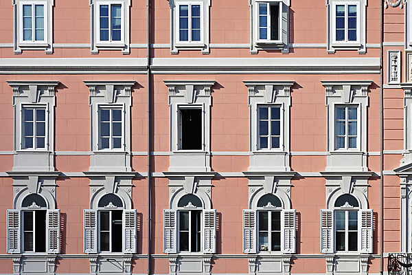 포토 JPG 해외이미지 외관 분홍색 건축양식 창문 사람없음 건물 이탈리아 궁전 역사 클래식 해외202004 해외포토 건축물 건축 유럽 컬러 컨셉 고건축 파일형식 이미지허브