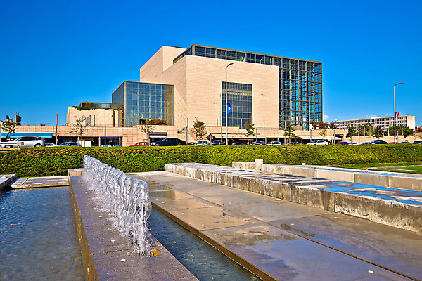 포토 JPG 해외이미지 공원 유럽 길 건축양식 자연 하늘 거리 풍경 사람없음 건물 초록색 파란색 컬러풀 정원 유로 도시 센터 도서관 분수 대학교 정사각형 장면 타운 크로아티아 일반 대통령 외교 유럽연합 자그레브 터키석 해외202004 해외포토 도형 건축물 공공시설 교육 건축 나라 컬러 돈 학교 보석 생태계 파일형식 이미지허브