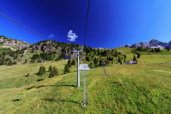 포토 JPG 해외이미지 나무 구름 계절 유럽 스포츠 여행 백그라운드 교통시설 자연 하늘 휴가 산 풍경 사람없음 야외 초록색 여름 파란색 계곡 맑음 봄 이탈리아 하이킹 알프스 리프트 절정 해외202004 해외포토 자연요소 식물 나라 컬러 교통 레저 날씨 시설 생태계 파일형식 이미지허브