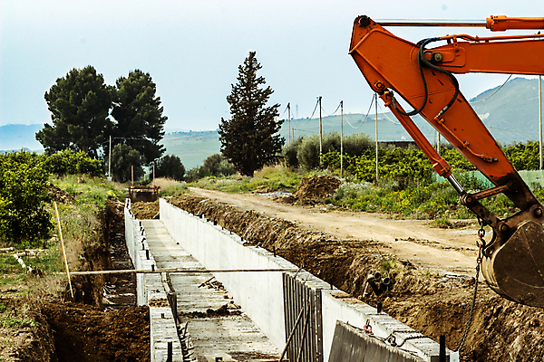 포토 JPG 해외이미지 산업 지구 모래 하늘 풍경 사람없음 가로 빨간색 파란색 힘 기계 장비 업무 땅 불도저 굴착기 채석 해외202004 해외포토 컬러 작업 중장비 파일형식 이미지허브