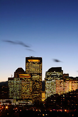 포토 JPG 해외이미지 디자인 벽 여행 비즈니스 건축양식 창문 유리 새로움 아파트 풍경 사람없음 내부 건물 금융 도시풍경 사무실 여행객 고층빌딩 미국 어둠 도시 업무 센터 도심 야간 저녁 큼 바쁨 네온 문학 북쪽 대도시 스카이라인 빛망울 랜드마크 철강 콘크리트 핵심 강조 해외202004 해외포토 자연요소 건축물 건축 컨셉 북아메리카 재질 주택 사람 빌딩 경제 빛 작업 크기 방향 파일형식 이미지허브
