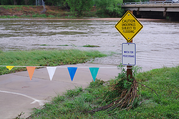 포토 JPG 해외이미지 계절 공원 도로 교통시설 자연 날씨 거리 경고 안전 사람없음 물 강 글로벌 환경 수중 손상 젖음 위험 홍수 사인 폭풍 내추럴 재앙 콜로라도 한계 헬프 해외202004 해외포토 자연요소 공공시설 길 교통 컨셉 미국 도움 자연재해 시설 생태계 파일형식 이미지허브
