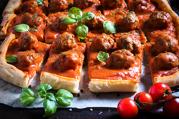 포토 JPG 해외이미지 전통 접시 음식 조각 다이어트 토마토 공 방울토마토 피자 건강 육류 요리 사람없음 목재 빨간색 초록색 검은색 식사 저녁식사 이탈리아 소고기 튀김 시골 뜨거움 클래식 맛 미트볼 굽기 지중해 슬라이스 바질 토마토소스 점심식사 페스츄리 핸드메이드 해외202004 해외포토 나무 식기 유럽 빵 바다 컬러 컨셉 채소 식재료 재료 패스트푸드 서양음식 소스_음식 구이 파일형식 이미지허브