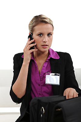 포토 JPG 해외이미지 백인 1 응시 드레스 여유 컨셉 의자 서류가방 비즈니스 사업가 관리 한명 사람 앉기 정장 20대 성인 세로 금발 머리 카메라 흰색 비즈니스우먼 자신감 슛 배지 VIP 해외202004 해외포토 서양인 직업 헤어스타일 시선 옷 여자 감정 컬러 가구 가방 모션 청년 신체부위 전자제품 직장인 파일형식 이미지허브