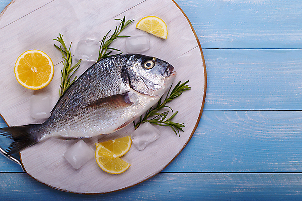 포토 JPG 해외이미지 사람없음 레몬 허브 향신료 파란배경 날것 도미 로즈메리 해외202004 해외포토 식물 백그라운드 과일 어류 파란색 향미료 파일형식 이미지허브