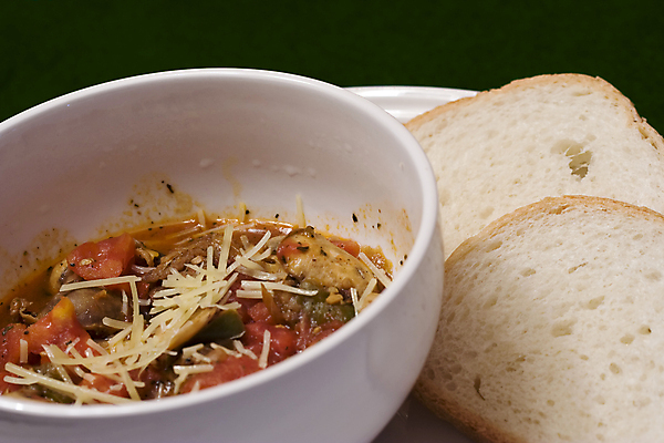 포토 JPG 해외이미지 접시 음식 빵 토마토 채소 양파 치즈 파스타 마늘 스파게티 육류 요리 사람없음 빨간색 컬러풀 식사 저녁식사 이탈리아 신선 면 맛 먹기 매움 후추 성분 볼로냐 펜네 해외202004 해외포토 식기 유럽 컬러 컨셉 식재료 모션 유제품 서양음식 향신료 파일형식 이미지허브