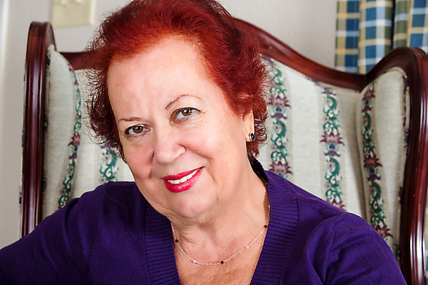 포토 JPG 해외이미지 라이프스타일 응시 여자 노년 행복 안경 할머니 얼굴 포즈 의자 목걸이 엄마 건강 한명 미소 사람 앉기 청년 성인 빨간색 초록색 보라색 활발 기쁨 흰색 표현 우아함 치아 은퇴 스웨터 내추럴 옛날 해외202004 해외포토 1 시선 잡화 감정 컬러 가구 컨셉 상의 장신구 가족 모션 표정 생활 신체부위 소화기관 파일형식 이미지허브