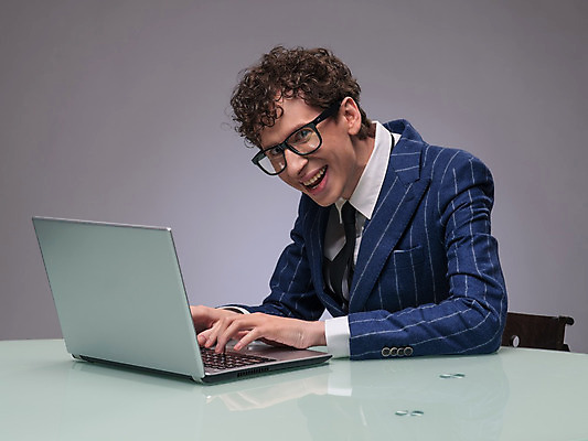 포토 JPG 해외이미지 직업 남자 행복 감정 안경 얼굴 백그라운드 컨셉 인터넷 비즈니스 탁자 성공 한명 웃음 사람 정장 노트북 컴퓨터 사무실 회색 표현 업무 유머 괴짜 찡그림 스마트 책상 코믹 온라인 나쁜 멍청이 지능 카피스페이스 해외202004 해외포토 1 잡화 옷 컬러 가구 표정 신체부위 전자제품 공백 작업 파일형식 이미지허브