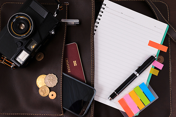 포토 JPG 해외이미지 여행 실내 사람없음 스마트폰 카메라 공책 오브젝트 포스트잇 해외202004 해외포토 문구용품 내부 전자제품 핸드폰 스마트기기 메모지 파일형식 이미지허브