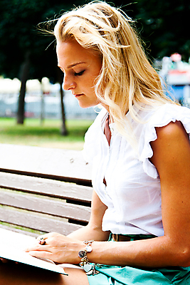 포토 JPG 해외이미지 나무 백인 1 학생 라이프스타일 계절 공원 여자 교육 벤치 자연 휴식 이야기 한명 사람 성인 야외 책 초록색 여름 금발 독서 문학 해외202004 해외포토 서양인 식물 헤어스타일 공공시설 컬러 컨셉 의자 생활 생태계 파일형식 이미지허브