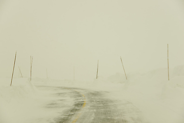 포토 JPG 해외이미지 도로 이동 겨울 곡선 자연 표면 바람 산 사람없음 운전 거친 불기 눈보라 해외202004 해외포토 자연요소 계절 길 선 컨셉 교통시설 모션 날씨 눈_날씨 생태계 파일형식 이미지허브