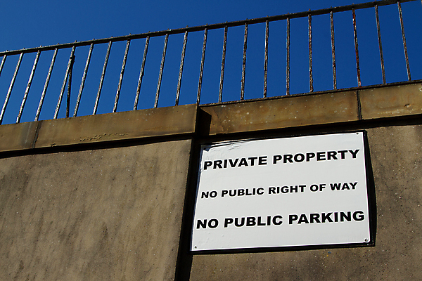 포토 JPG 해외이미지 벽 통신 난간 하늘 사람없음 파란색 금속 메시지 재산 심볼 사인 해외202004 해외포토 컬러 재질 금융 파일형식 이미지허브