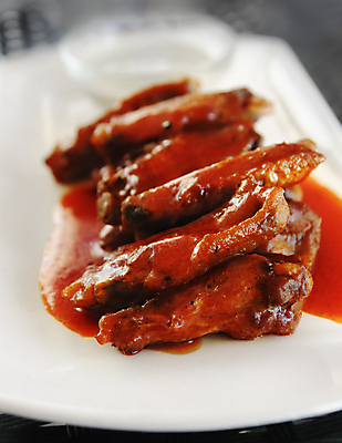 포토 JPG 해외이미지 접시 음식 백그라운드 날개 다이어트 토마토 부분 고추 치즈 육류 요리 사람없음 빨간색 파란색 파티 주방 식당 식사 저녁식사 치킨 샐러드 튀김 흰색 신선 바 맛 그릴 폐기물 바비큐 굽기 먹기 향신료 속도 메뉴 매움 레시피 점심식사 절임 해외202004 해외포토 식기 컬러 컨셉 채소 식재료 모션 주방용품 유제품 건강 이벤트 상점 쓰레기 구이 닭고기요리 향미료 파일형식 이미지허브