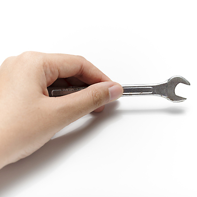 포토 JPG 해외이미지 손 실내 들기 신체부위 공구 스패너 작음 해외202004 해외포토 모션 사람 내부 도구 크기 파일형식 이미지허브