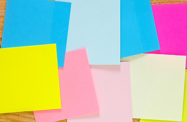 포토 JPG 해외이미지 백그라운드 사람없음 하이앵글 포스트잇 색종이 나무탁자 카피스페이스 해외202004 해외포토 종이 뷰포인트 탁자 공백 메모지 파일형식 이미지허브