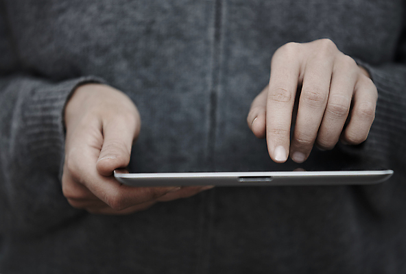 포토 JPG 해외이미지 직업 1 라이프스타일 손 여자 인터넷 비즈니스 통신 손가락 실내 한명 사람 가로 전자제품 컴퓨터 태블릿 사무실 디지털 작업 비즈니스우먼 네트워크 연결 스웨터 무선전화기 상업 와이파이 온라인 전자상거래 센서 저지 터치스크린 하드웨어 해외202004 해외포토 상의 내부 생활 신체부위 스마트기기 직장인 전화기 무선인터넷 파일형식 이미지허브