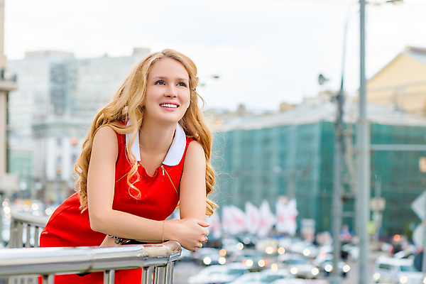 포토 JPG 해외이미지 백인 모델 1 라이프스타일 응시 드레스 옷 여자 행복 포즈 휴식 거리 한명 사람 인종 성인 야외 건물 금발 유행 발코니 표현 도시 장면 타운 진짜 유일 해외202004 해외포토 서양인 헤어스타일 건축물 시선 감정 컨셉 생활 파일형식 이미지허브