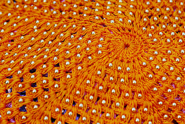 포토 JPG 해외이미지 디자인 줄 백그라운드 패턴 오렌지 목걸이 추상 사람없음 유행 직물 면 황금 실 매끈함 구슬 질감 짜임 해외202004 해외포토 무늬 과일 장신구 감각 파일형식 이미지허브