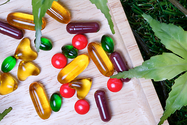 포토 JPG 해외이미지 음식 오렌지 건강 사람없음 빨간색 파란색 컬러풀 알약 약 노란색 상점 흰색 약국 암 알레르기 당뇨병 마약 복용 약사 해외202004 해외포토 컬러 과일 의학 질병 파일형식 이미지허브