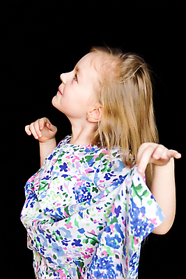 포토 JPG 해외이미지 백인 여학생 유럽 어린이 한명 미소 파란색 금발 흰색 6 5 7 해외202004 해외포토 서양인 1 학생 헤어스타일 여자 나라 컬러 표정 사람 숫자 파일형식 이미지허브