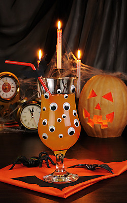 포토 JPG 해외이미지 음료 초 검은배경 디저트 잔 실내 빨대 사람없음 할로윈 자명종 거미줄 천 눈모형 잭오랜턴 해외202004 해외포토 식기 음식 시계 백그라운드 내부 모형 검은색 알람 직물 파일형식 이미지허브