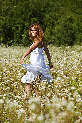 포토 JPG 해외이미지 라이프스타일 옷 여자 꽃 행복 신체 건강 한명 사람 초록색 유행 걷기 점프 기쁨 연주자 댄서 흰색 표현 춤 구부린 숲 싱글 빨간머리 스타일 해외202004 해외포토 식물 직업 1 헤어스타일 감정 컬러 모션 문화예술 생활 음악가 파일형식 이미지허브