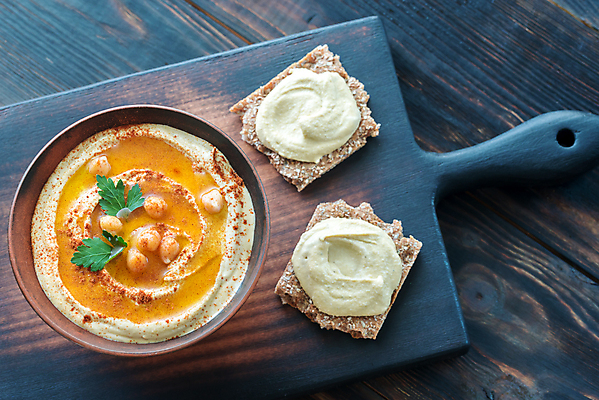 포토 JPG 해외이미지 그릇 빵 실내 사람없음 하이앵글 나무도마 병아리콩 중동음식 해외202004 훔무스 해외포토 식기 음식 뷰포인트 콩 도마 내부 목재 파일형식 이미지허브