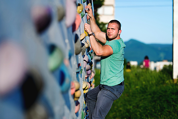 포토 JPG 해외이미지 주간 응시 남자 매달리기 한명 상반신 성인 야외 옆모습 잡기 소프트포커스 오르기 인공암벽등반 클라이밍 성인남자한명만 해외202004 클라이밍선수 해외포토 자연요소 1 시선 뷰포인트 모션 운동선수 촬영기법 사람 등반 암벽등반 남자한명만 성인남자만 파일형식 이미지허브