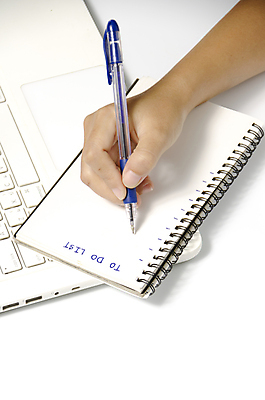 포토 JPG 해외이미지 손 실내 들기 신체부위 펜 기록 잡기 계획 스프링노트 해외202004 투두리스트 해외포토 컨셉 모션 사람 내부 필기구 공책 리스트 파일형식 이미지허브