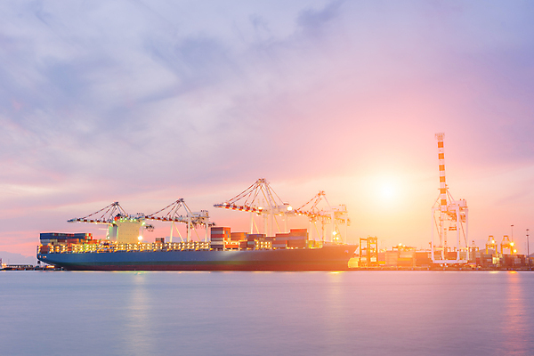 포토 JPG 해외이미지 산업 아시아 바다 비즈니스 교통시설 태국 하늘 항해 사람없음 물 경제 파란색 세계 쌓기 금속 항구 일몰 화물 보트 상품 큼 나무상자 컨테이너 화물선 기중기 무역 함선 상업 포트 무거움 로딩 수입 터미널 해외202004 해외포토 자연요소 나라 컬러 교통 배_교통 모션 재질 상자 노을 운송업 중장비 무게 크기 시설 파일형식 이미지허브