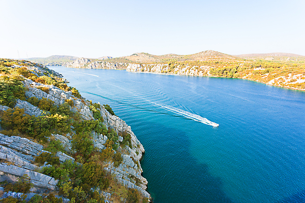 포토 JPG 해외이미지 식물 유럽 여행 자연 하늘 휴가 산 풍경 사람없음 여름 강 햇빛 평화 걷기 산책 캠핑 하이킹 흐름 관찰 개울 강의 지중해 순수 언덕 암초 모터보트 방문 크로아티아 채널 수평선 해외202004 해외포토 계절 나라 바다 컨셉 배_교통 모션 레저 휴식 태양 생태계 파일형식 이미지허브