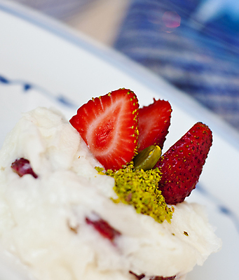 포토 JPG 해외이미지 전통 접시 음식 백그라운드 딸기 디저트 요리 사람없음 장미 식당 식사 저녁식사 궁전 우유 화려 클래식 달콤 맛 은색 설탕 먹기 배고픔 서비스 레시피 칠면조 점심식사 식욕 제국 추출 피스타치오 해외202004 해외포토 식기 꽃 컬러 컨셉 고건축 과일 모션 조류 유제품 상점 견과류 파일형식 이미지허브