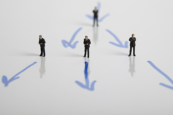 포토 JPG 해외이미지 화살표 협력 실내 사람없음 금융 비즈니스맨 흰배경 금융비즈니스 인물미니어처 조직도 해외202004 해외포토 남자 백그라운드 비즈니스 내부 경제 미니어처 흰색 직장인 파일형식 이미지허브