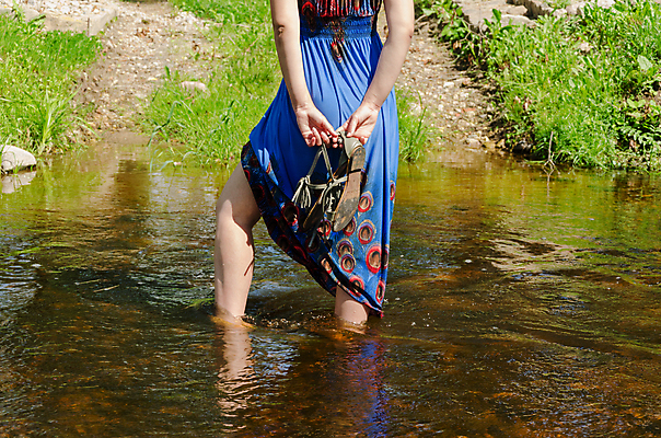 포토 JPG 해외이미지 모델 손 드레스 여자 맨발 발 자연 사람 사람없음 야외 물 파란색 강 젖음 신선 개울 순수 상쾌 암초 내추럴 스플래쉬 해외202004 해외포토 자연요소 옷 감정 컬러 컨셉 신체부위 생태계 파일형식 이미지허브