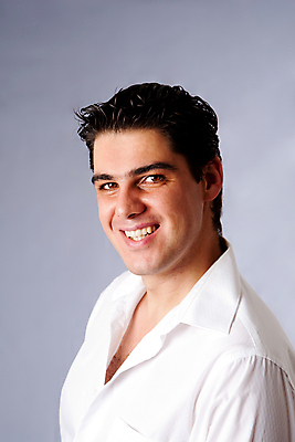 포토 JPG 해외이미지 백인 남자 행복 얼굴 한명 머리 회색 흰색 고립 해외202004 해외포토 서양인 1 감정 컬러 사람 신체부위 파일형식 이미지허브