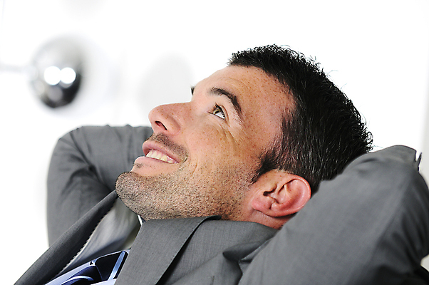 포토 JPG 해외이미지 백인 직업 응시 남자 행복 여유 셔츠 인터넷 비즈니스 사업가 통신 성공 휴식 한명 사람 앉기 파란색 노트북 빛 컴퓨터 사무실 최고 비즈니스맨 휴대용 종업원 무선전화기 스마트 경영자 경영 단절 해외202004 해외포토 서양인 1 시선 감정 컬러 컨셉 상의 모션 전자제품 직장인 전화기 오브젝트 리더 파일형식 이미지허브