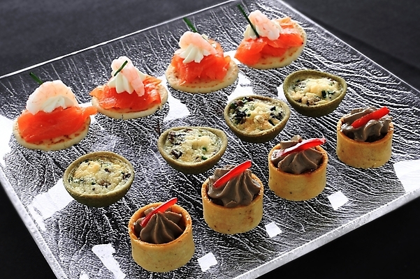 포토 JPG 해외이미지 접시 음식 감자 사람없음 식사 저녁식사 선택 카나페 연어 점심식사 뷔페 많음 해외202004 해외포토 식기 컨셉 채소 서양음식 어류 파일형식 이미지허브