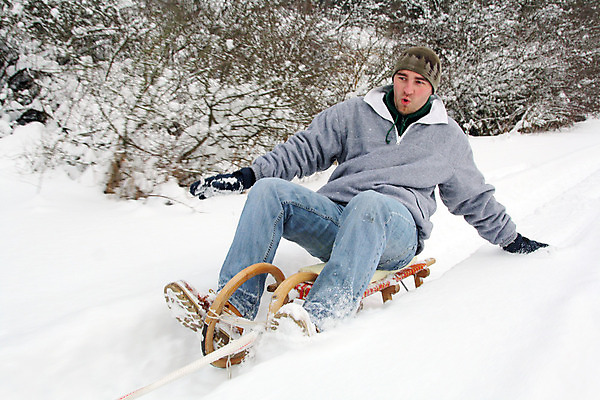 포토 JPG 해외이미지 라이프스타일 옷 계절 행복 어린이 스포츠 포즈 크리스마스 겨울 장난 가족 자연 놀이 휴가 한명 사람 경사 소년 야외 얼음 기쁨 추위 흰색 미끄러짐 미끄럼틀 언덕 속도 썰매 썰매타기 해외202004 해외포토 자연요소 1 기념일 남자 감정 컬러 관계 모션 생활 전통놀이 놀이기구 생태계 파일형식 이미지허브