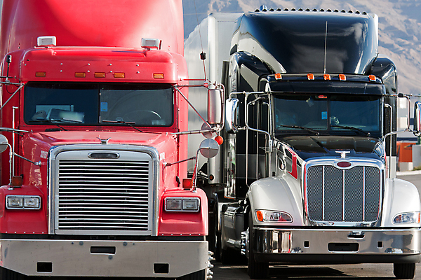 포토 JPG 해외이미지 산업 도로 교통수단 비즈니스 교통시설 모션 사람없음 빨간색 검은색 힘 운전 트럭 화물 바퀴 고속도로 큼 트랙터 짐차 트레일러 제비 조작 줄서기 힘찬 해외202004 해외포토 길 컬러 교통 컨셉 자동차 조류 운송업 크기 농기계 시설 특수차량 파일형식 이미지허브